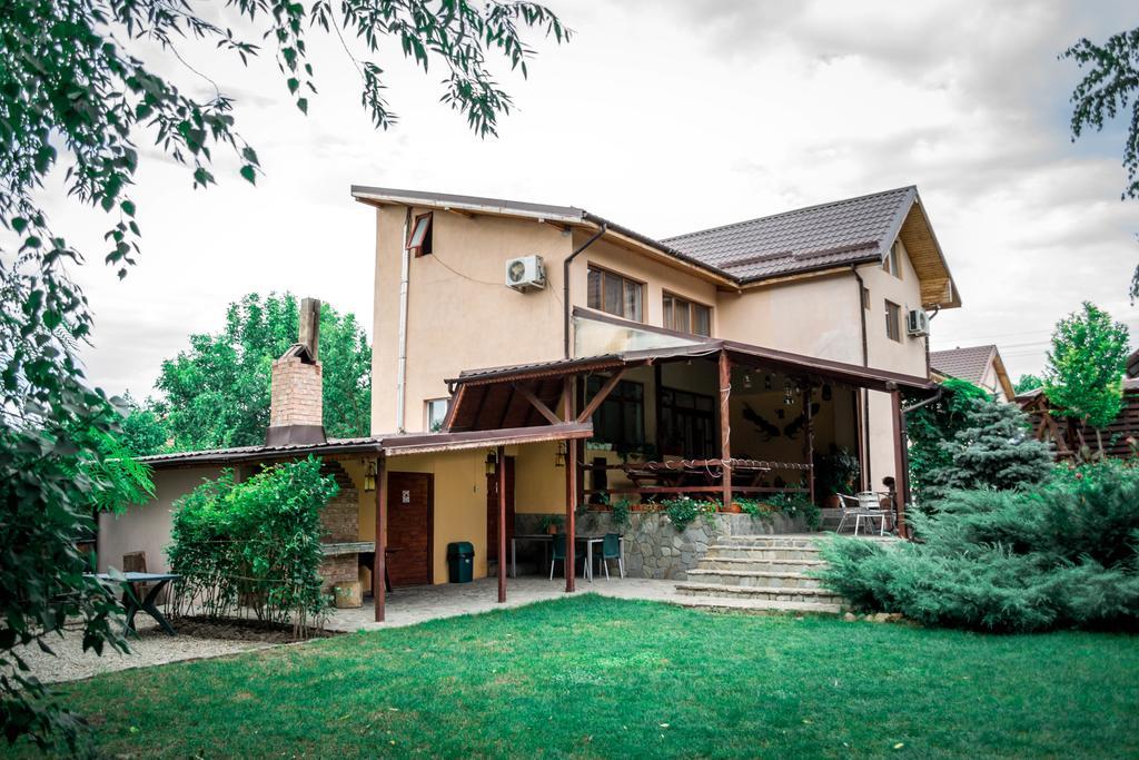 Pensiunea Bujorul Comana Exterior photo